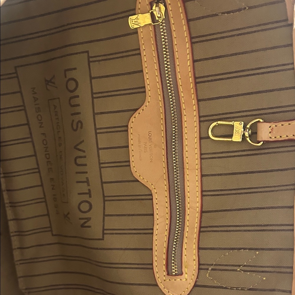 Louis Vuitton Brown Monogram Tote , 2019, MM - Picture 12 of 13